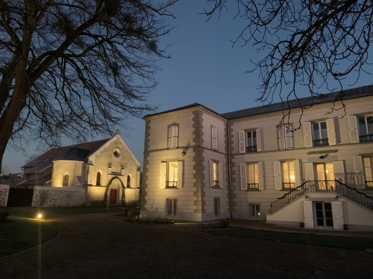 facade-chateau-chapelle-debut-soiree (1)